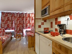 Geladeira, micro-ondas, lava-louças, cafeteira/chaleira