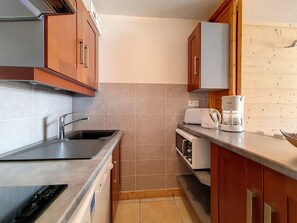 Fridge, microwave, dishwasher, coffee/tea maker