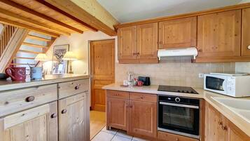 Frigorífico, microondas, horno y placa de cocina