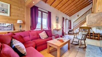 Una televisión, una chimenea, un reproductor de DVD