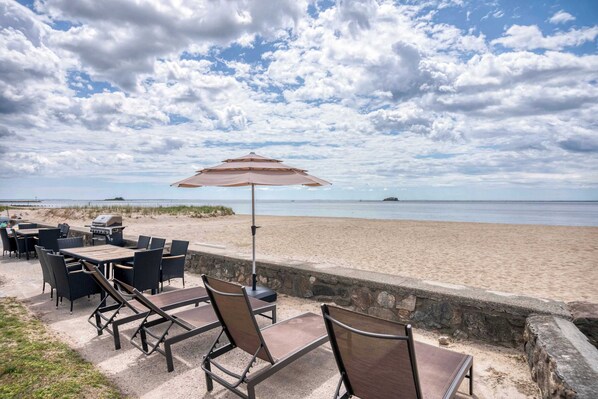 Terrasse extérieure avec vue sur la plage et l’océan.