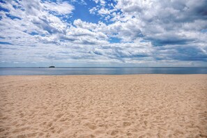 På stranden