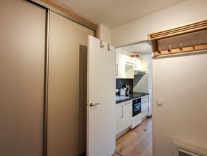 Cafetera y tetera, refrigerador, microondas y horno 