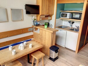 Réfrigérateur, four à micro-ondes, surface de cuisson, lave-vaisselle