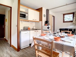Kühlschrank, Mikrowelle, Ofen, Geschirrspüler