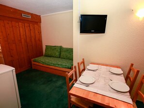 Dining - Ski-to-door studio with sunny balcony (Les Arcs 1800)