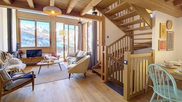 Una televisión, una chimenea