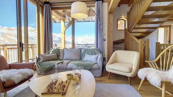 Una televisión, una chimenea