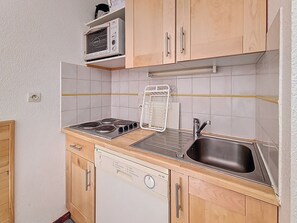 Kühlschrank, Ofen, Geschirrspüler, Wasserkocher mit Kaffee-/Teezubehör