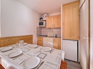 Kühlschrank, Ofen, Geschirrspüler, Wasserkocher mit Kaffee-/Teezubehör