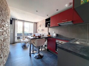 Kühlschrank, Mikrowelle, Ofen, Geschirrspüler