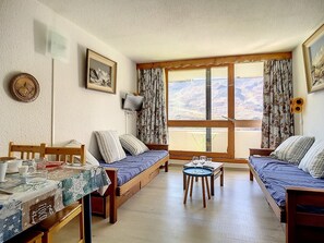 Interior - Cozy studio, ski-in/ski-out, sunny balcony (Les Menuires)