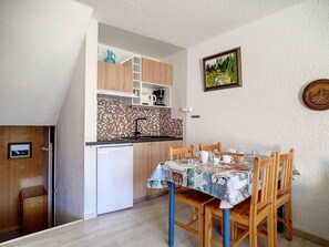 Kühlschrank, Mikrowelle, Wasserkocher mit Kaffee-/Teezubehör, Toaster