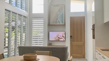 Luxury Pool Suite #2 with Sundeck | Oppholdsområde | En 43-tommers smart-TV med digitale kanaler samt TV og Netflix