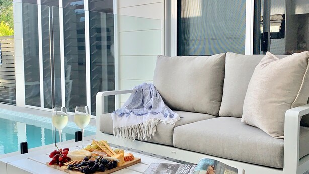 Luxury Pool Suite #2 with Sundeck | 露台/庭院