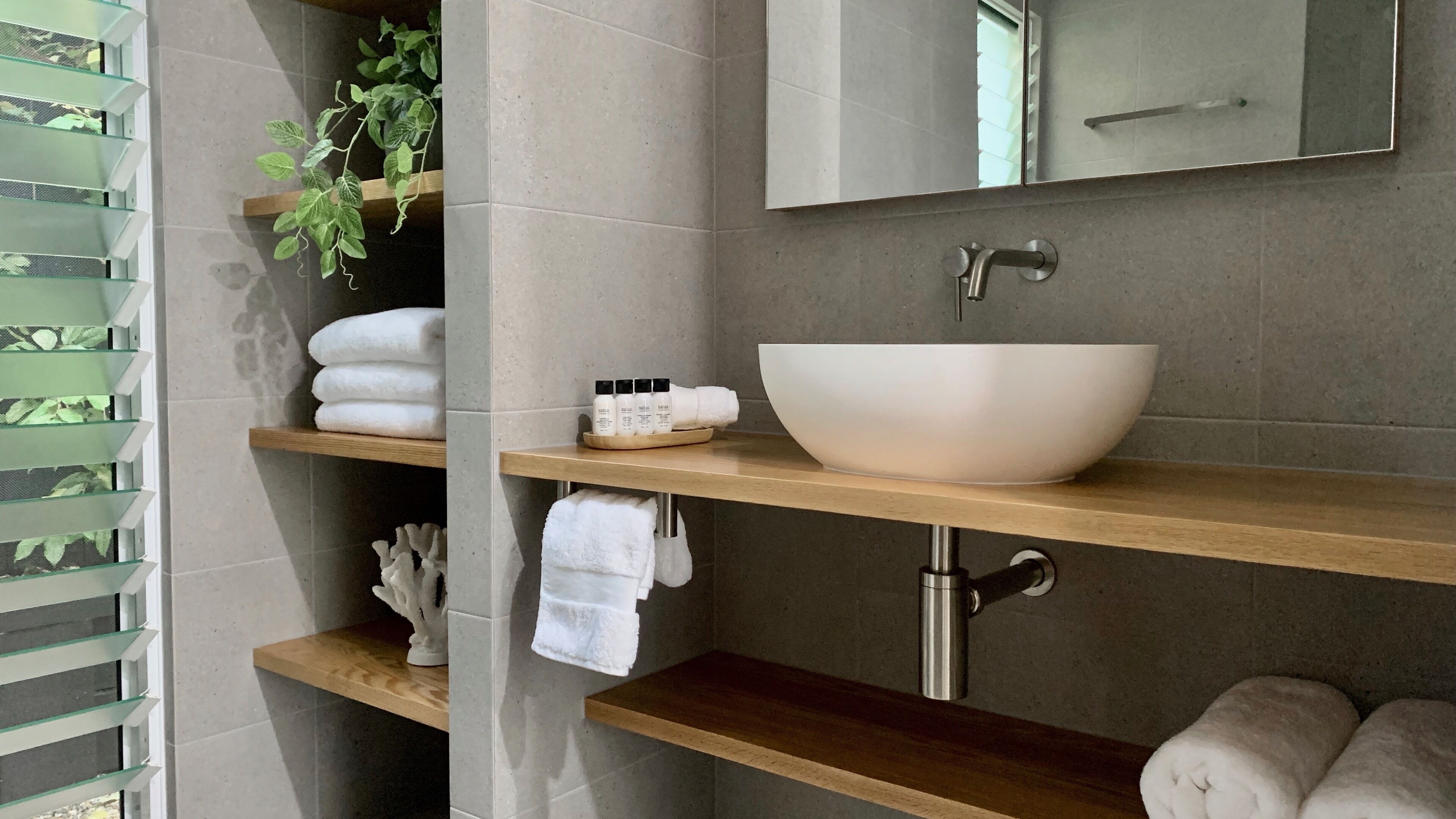 Luxury Pool Suite #3 with Sundeck | Badezimmer | Badewanne und Dusche (separat), Komfortbadewanne, Regendusche