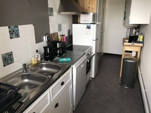 Private kitchen - Sea View Apartment with Balcony, WIFI, and Parking in Trégastel (Trégastel)