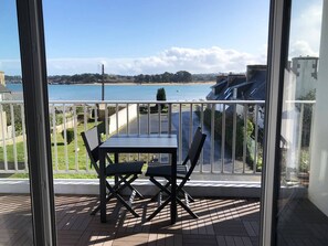 Outdoor dining - Sea View Apartment with Balcony, WIFI, and Parking in Trégastel (Trégastel)