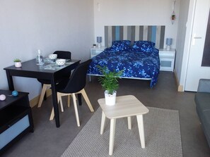Free WiFi - Sea View Apartment with Balcony, WIFI, and Parking in Trégastel (Trégastel)