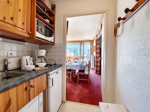Kjøleskap, mikrobølgeovn, oppvaskmaskin og kaffetrakter/tekoker