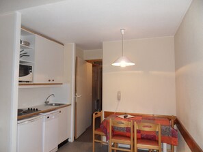 Fridge, dishwasher, coffee/tea maker, toaster