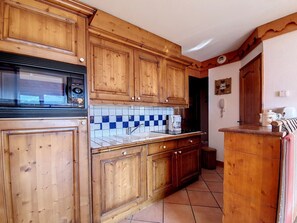 Fridge, dishwasher, coffee/tea maker, electric kettle