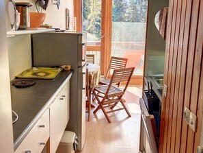 Kühlschrank, Mikrowelle, Herdplatte, Geschirrspüler