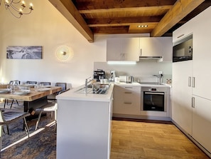Kühlschrank, Mikrowelle, Ofen, Geschirrspüler