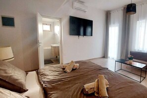 2 عدّة غرف نوم وواي فاي وملاءات أسرّة