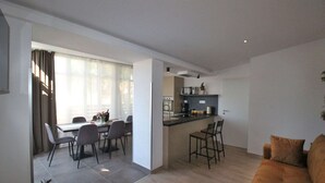 A modern apartment with a dining area, kitchen, and living room. - Apartment in Rovinjsko Selo for 6 persons (Rovinjsko Selo)