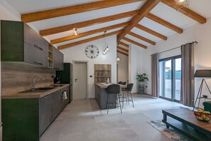 Fridge, microwave, oven, stovetop - Vacation home with pool for 4 in Bale near Rovinj (Bale)