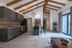 Fridge, microwave, oven, stovetop - Vacation home with pool for 4 in Bale near Rovinj (Bale)