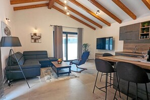 TV - Vacation home with pool for 4 in Bale near Rovinj (Bale)