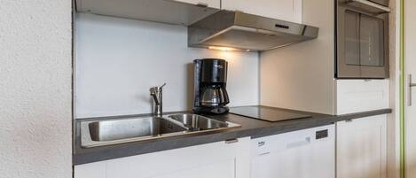 Kaffe-/temaskine, køleskab, mikrobølgeovn, ovn