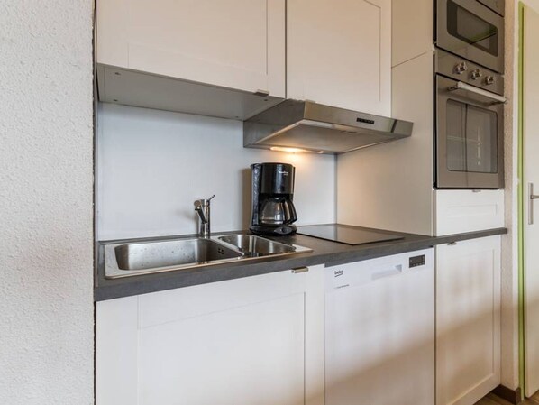 Réfrigérateur, four à micro-ondes, un four, surface de cuisson