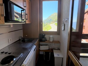 Réfrigérateur, micro-ondes, lave-vaisselle, cafetière/bouilloire