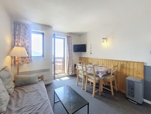 TV - Comfortable studio for 5 near slopes with balcony (La Rosière)