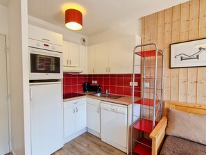 Fridge, oven, dishwasher, coffee/tea maker