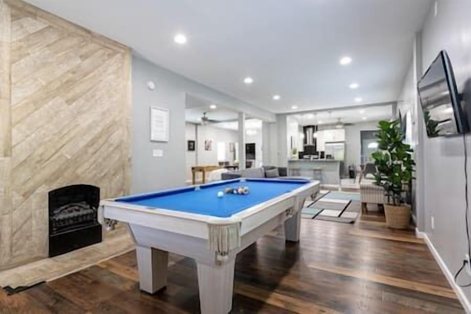 Eclectic and Spacious 6BR w/ Pool Table & Foosball