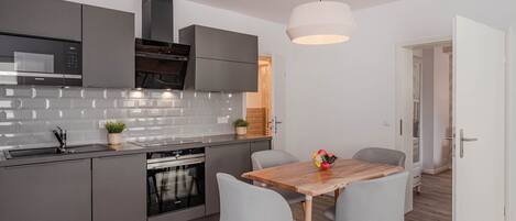 Køleskab, mikrobølgeovn, ovn, kogeplade