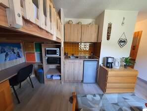 Fridge, microwave, coffee/tea maker - Cosy Studio | At the Slopes | Parking & Wifi (La Salle-les-Alpes)