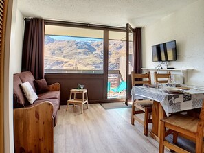 TV - Renovated studio 4 people, ski-in/ski-out, south balcony (Les Menuires)