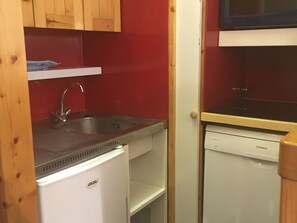Kylskåp, mikrovågsugn, spishäll och diskmaskin