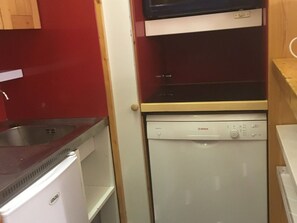 Kylskåp, mikrovågsugn, spishäll och diskmaskin