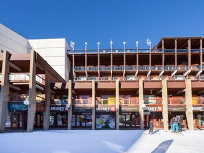 Ein mehrgeschossiges Gebäude mit Skiverleih im Erdgeschoss.