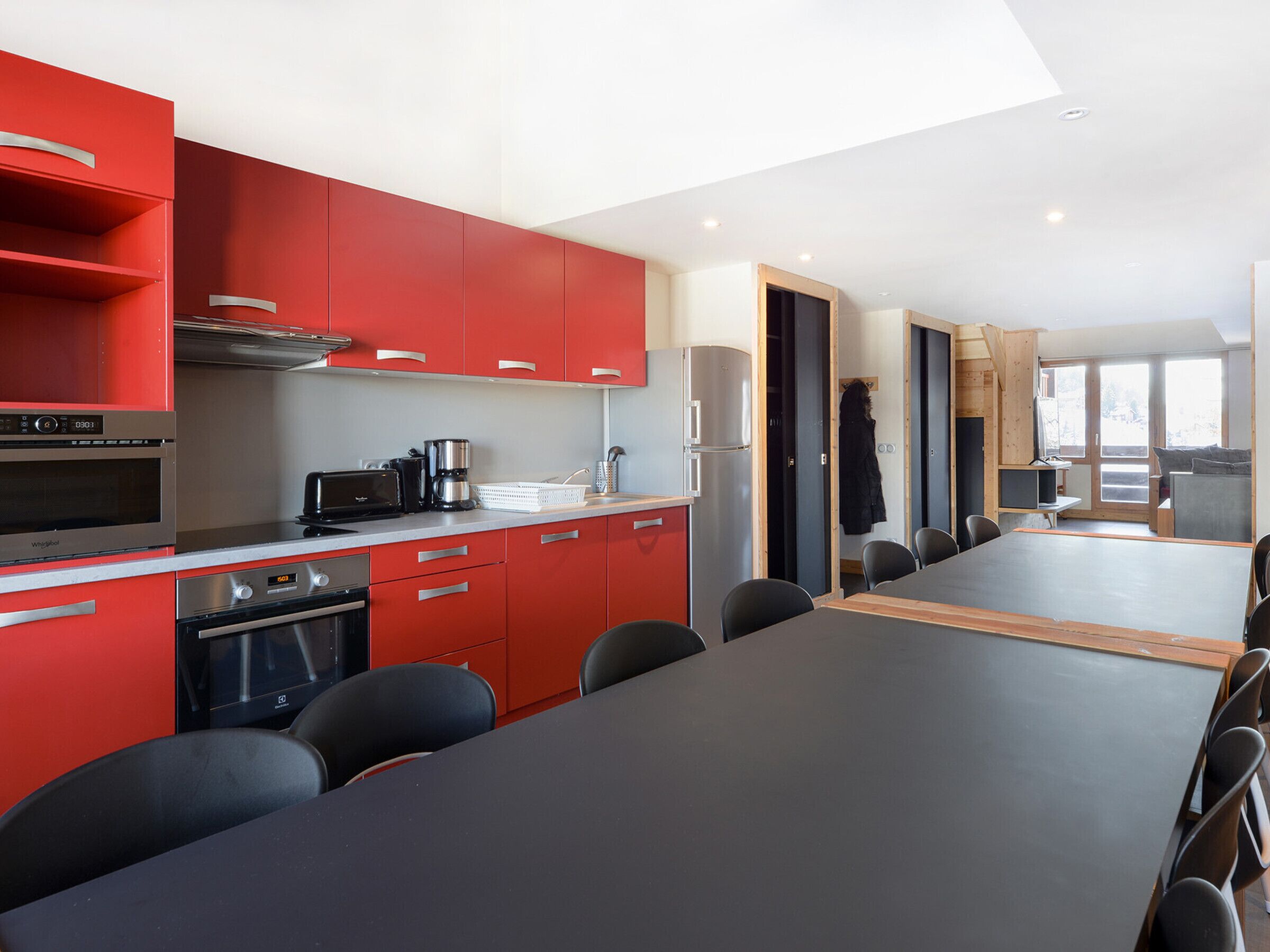 Réfrigérateur, micro-ondes, lave-vaisselle, cafetière/bouilloire