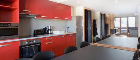 Réfrigérateur, micro-ondes, lave-vaisselle, cafetière/bouilloire