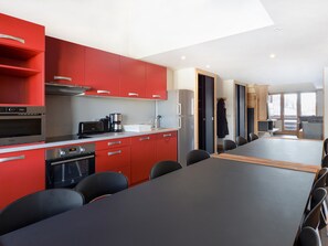 Frigorífico, microondas, lavavajillas y cafetera o tetera