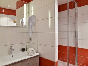 Secador de pelo y toallas