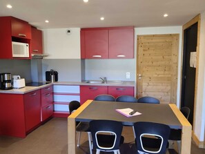Private kitchen - Beautiful renovated apartment 7 pers · Easy access · Pets allowed (La Plagne Montchavin Les Coches)